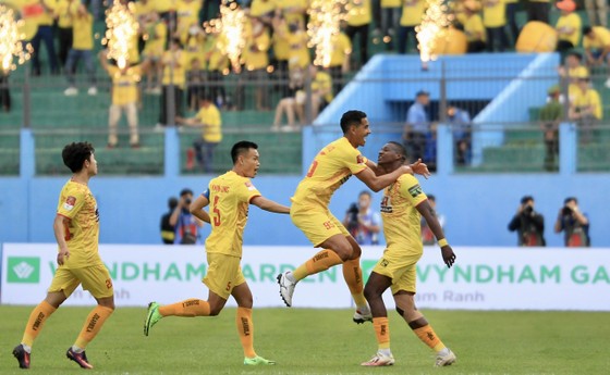 Các cầu thủ Thanh Hóa ăn mừng bàn thắng mở điểm vào lưới Khánh Hòa. ẢNH: DŨNG PHƯƠNG 