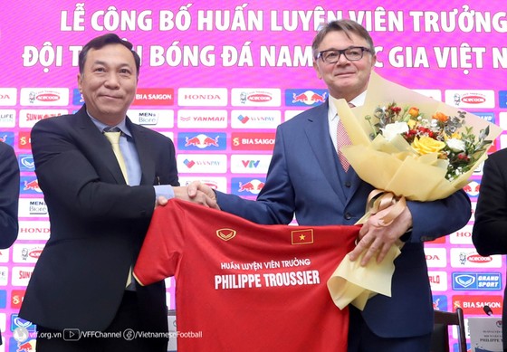 HLV Philippe Troussier chính thức làm việc cùng đội tuyển Việt Nam 