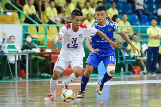 Bộ đôi tuyển thủ Phạm Đức Hòa (Thái Sơn Nam TPHCM) và Khổng Đình Hùng (Sahako) ở trận "siêu kinh điển" của Giải futsal VĐQG 2023.