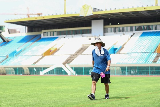 Sân Olympic của Campuchia chuyển đổi từ cỏ nhân tạo thành tự nhiên để phục vụ cho SEA Games 32. 