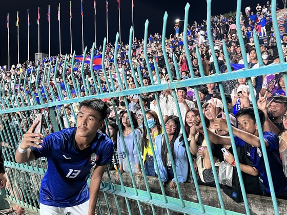 Người hâm mộ Campuchia yêu bóng đá thắng... lẫn thua - Ảnh 1.