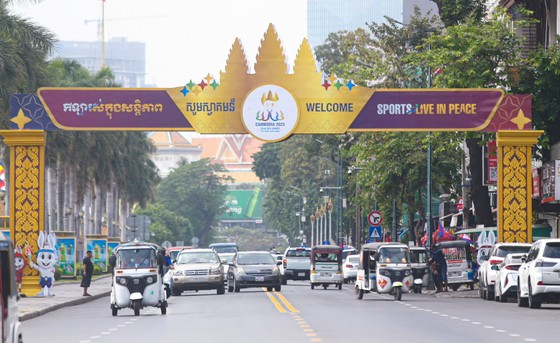 Lễ khai mạc ASEAN Para Games hoành tráng như SEA Games 32 ảnh 1