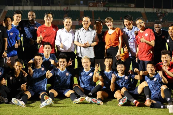Bí Thư Thành ủy TPHCM Nguyễn Văn Nên và Phó Chủ tịch UBND TPHCM Dương Anh Đức đến dự khán trận đấu và xuống sân chúc mừng CLB TPHCM sau trận thắng quan trọng ở vòng 10 V-League 2023. 