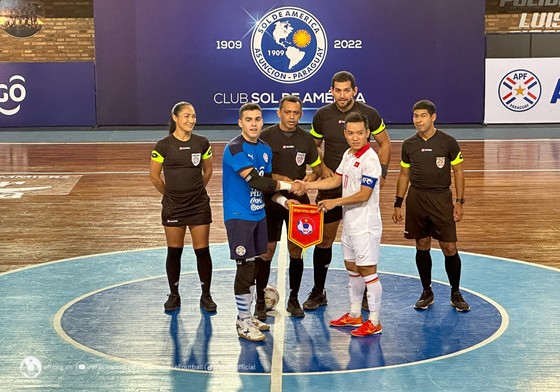Hai đội tuyển futsal Paraguay và Việt Nam thi đấu trận giao hữu đầu tiên vào sáng 5-6. 