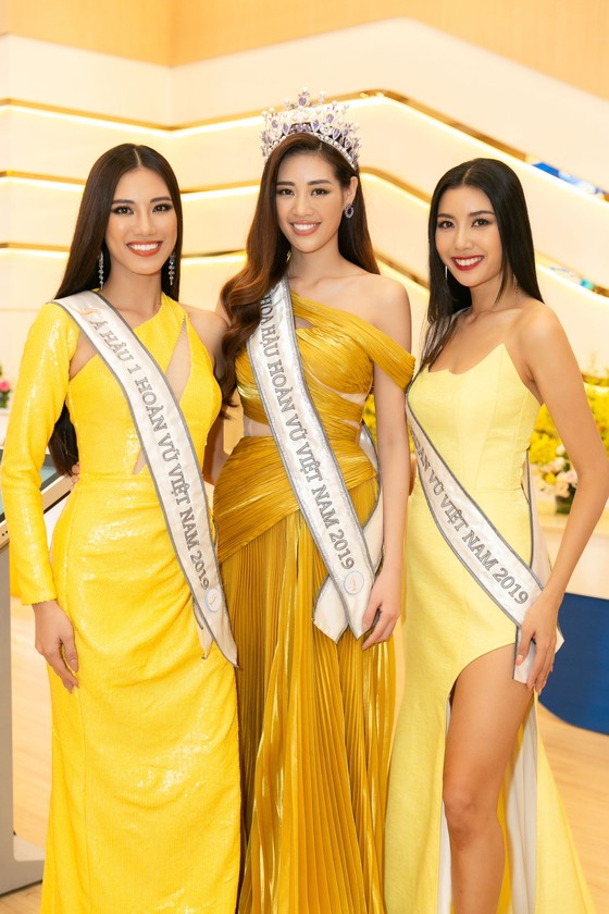 H’Hen Niê và Hoàng Thùy hội ngộ top 3 Hoa hậu Hoàn vũ Việt Nam 2019 ảnh 4