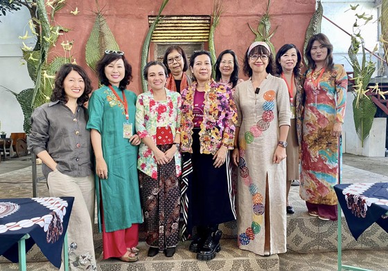 10 nữ họa sĩ Việt Nam được mời tham dự triển lãm và trưng bày tác phẩm tại Sangkring Art Space Gallery  ảnh 2