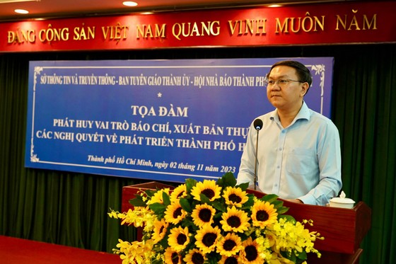 Đồng chí Lâm Đình Thắng, Giám đốc Sở TT-TT TPHCM phát biểu đề dẫn tọa đàm. Ảnh: HOÀNG HÙNG.