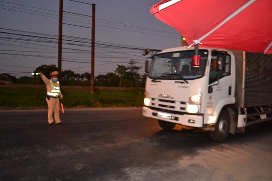 Những “ánh đèn đêm” cùng người dân vượt qua mùa dịch Covid-19 ảnh 1