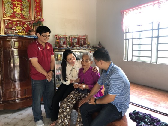 Đảng ủy Khối Dân – Chính – Đảng TPHCM thăm và tặng quà cho người dân tại Hậu Giang ảnh 1