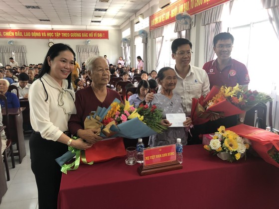 Đảng ủy Khối Dân – Chính – Đảng TPHCM thăm và tặng quà cho người dân tại Hậu Giang ảnh 2