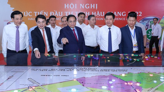 Thủ tướng xem bản đồ tích hợp các dự án kêu gọi đầu tư tỉnh Hậu Giang. Ảnh: VGP