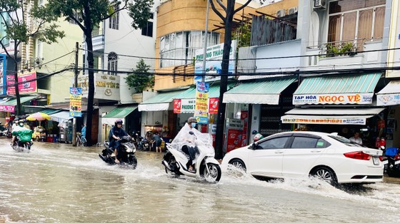 Mực nước đầu nguồn lên, nguy cơ xảy ra ngập lụt ở vùng trũng thấp, vùng ven sông ảnh 1