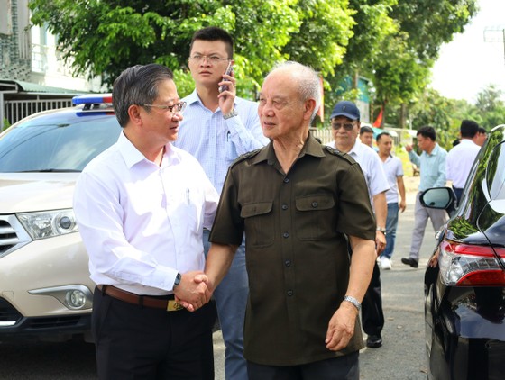 Đại tướng Phạm Văn Trà (bìa phải) và Chủ tịch UBND TP Cần Thơ Trần Việt Trường tại buổi lễ