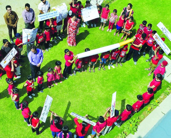 Trẻ em Ấn Độ xếp hình biểu tượng không hút thuốc lá nhằm nâng cao ý thức của người dân trong Ngày Thế giới không hút thuốc lá