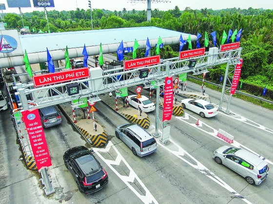 Đường cao tốc TPHCM- Long Thành- Dầu Giây ngày đầu thu phí không dừng. ẢNh: HOÀNG HÙNG