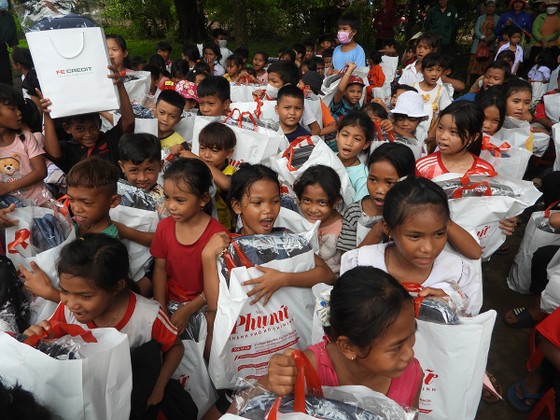 FE CREDIT đồng hành cùng Báo Phụ Nữ TPHCM trao tặng 500 chiếc áo mới cho học sinh khó khăn tại Bình Phước