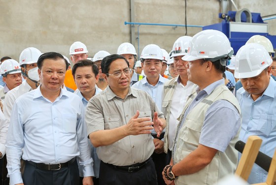 Thủ tướng Phạm Minh Chính yêu cầu nhà thầu đẩy nhanh thi công các hạng mục của dự án. Ảnh: VIẾT CHUNG