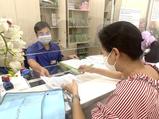 Cán bộ trẻ Nguyễn Hoàng Sơn  (UBND quận Bình Tân, TPHCM)  tiếp nhận hồ sơ của người dân