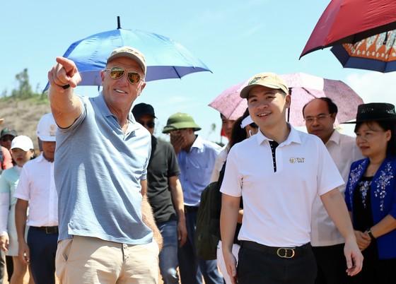 Cú Swing đầu tiên của huyền thoại Greg Norman tại sân Gofl Văn Lang Empire ảnh 1