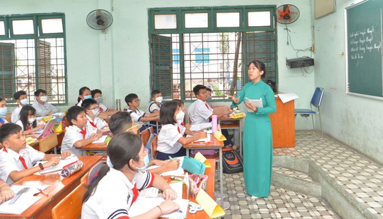 Học sinh và giáo viên Trường THCS Hồng Bàng (quận 5, TPHCM) trong giờ học. Ảnh: CAO THĂNG