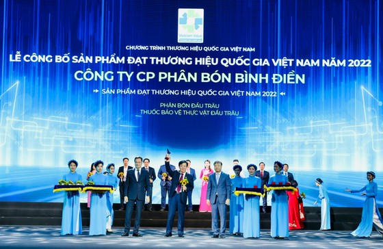 Ông Ngô Văn Đông,  Tổng Giám đốc Công ty Cổ phần Phân bón Bình Điền, nhận giải thưởng