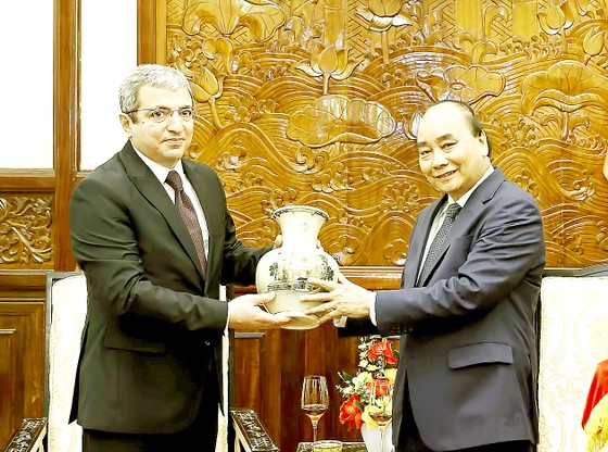 Chủ tịch nước Nguyễn Xuân Phúc trao quà tặng Đại sứ Azerbaijan Shovgi Kamal Oglu Mehdizade trong buổi trình Quốc thư