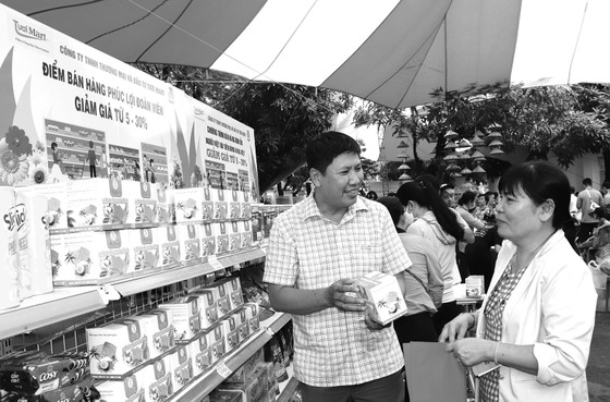 Ông Nguyễn Long Tươi giới thiệu hàng đến công nhân lao động tại điểm bán hàng ưu đãi dành cho công nhân