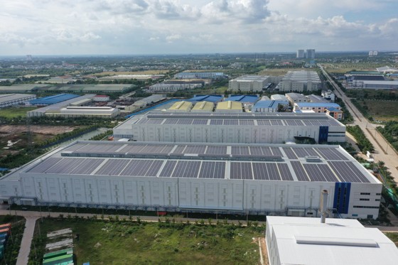 Hệ thống điện mặt trời mái nhà lắp đặt tại nhà máy Gloves  Đại Nam- KCN Sóng Thần 3 (tỉnh Bình Dương) hoàn thành  sau năm 2020 nên chưa được hòa lưới điện. Ảnh: XUÂN TRUNG