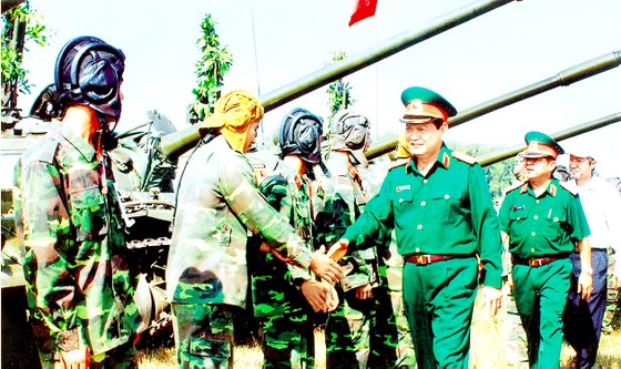 Đồng chí Nguyễn Thành Cung kiểm tra công tác sẵn sàng chiến đấu của các đơn vị