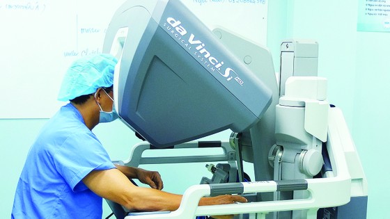 Bác sĩ Bệnh viện Bình Dân phẫu thuật cho người bệnh bằng robot 