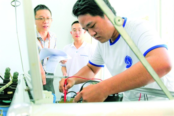 Nguyễn Hoàng Sang và đồng nghiệp bên hệ thống máy CNC