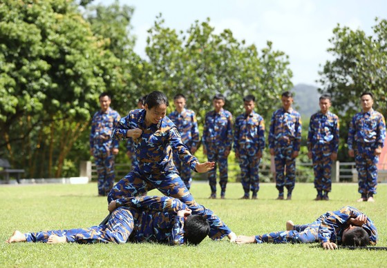 Đại úy Phạm Thị Hà trong bài luyện tập võ chiến đấu đối kháng. Ảnh: QUANG PHÚC