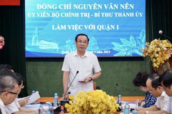 Bí thư Thành ủy TPHCM Nguyễn Văn Nên phát biểu kết luận buổi làm việc với Ban Thường vụ Quận ủy quận 1 về chỉnh trang đô thị, vệ sinh môi trường trên địa bàn. Ảnh: HOÀNG HÙNG