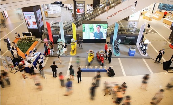 Hàng nghìn người đổ về TTTM Aeon Mall Bình Dương và Aeon Mall Bình Tân, TPHCM để trải nghiệm xe máy điện xe máy điện thông minh của VinFast