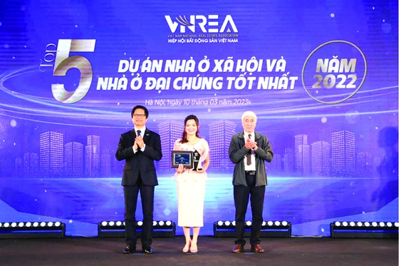 Bà Nguyễn Ngọc Ánh - Phó Chủ tịch HĐQT Kim Oanh Group - nhận giải “Top 5 dự án nhà ở xã hội và đại chúng tốt nhất năm 2022” cho dự án RichHome 3