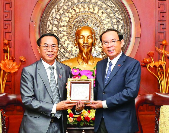 Đồng chí Nguyễn Văn Nên tặng quà đồng chí Khampheng Vilaphanh, Chủ nhiệm Ủy ban Tư pháp Quốc hội Lào. Ảnh: DŨNG PHƯƠNG