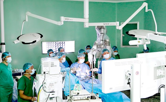 Một ca phẫu thuật bằng robot tại Bệnh viện Nhân dân 115
