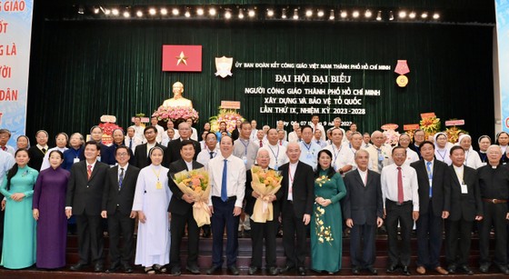 Phó Bí thư Thành ủy TPHCM Nguyễn Hồ Hải cùng các đồng chí lãnh đạo TP chúc mừng 99 Ủy viên Ủy ban Đoàn kết Công giáo Việt Nam TPHCM lần thứ IX. Ảnh: VIỆT DŨNG ảnh 3