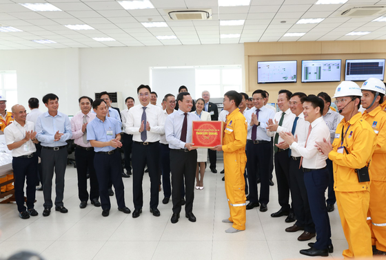 Phó Thủ tướng Chính phủ Trần Lưu Quang thăm hỏi và chúc mừng tập thể người lao động PV GAS