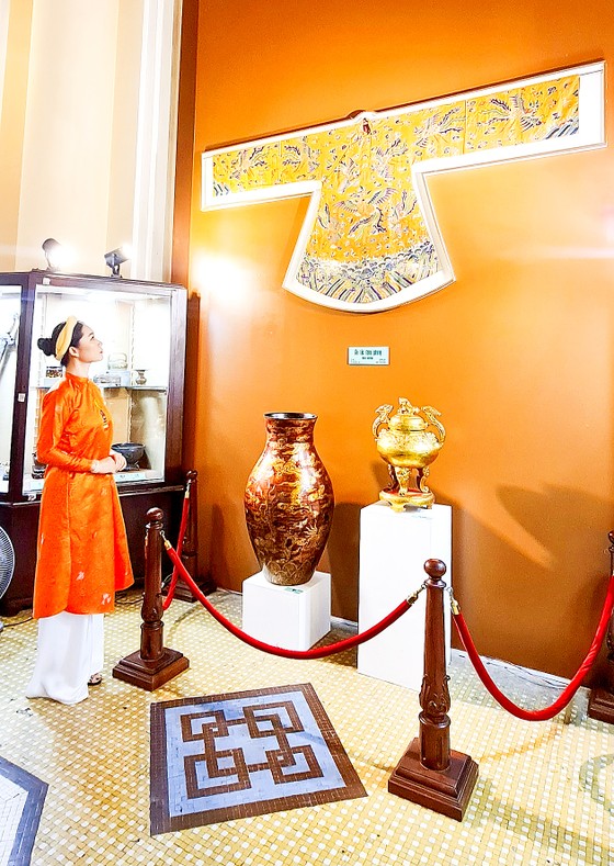 Cổ vật áo cung đình được trưng bày tại Bảo tàng Lịch sử TPHCM