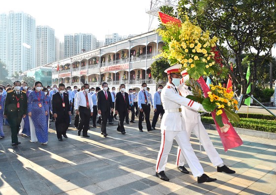 Dâng hương Chủ tịch Hồ Chí Minh trước phiên khai mạc Đại hội Đảng bộ Khối Dân - Chính - Đảng ảnh 1 Dâng hương Chủ tịch Hồ Chí Minh trước phiên khai mạc Đại hội Đảng bộ Khối Dân - Chính - Đảng ảnh 1