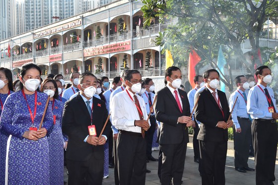 Dâng hương Chủ tịch Hồ Chí Minh trước phiên khai mạc Đại hội Đảng bộ Khối Dân - Chính - Đảng ảnh 2 Dâng hương Chủ tịch Hồ Chí Minh trước phiên khai mạc Đại hội Đảng bộ Khối Dân - Chính - Đảng ảnh 2