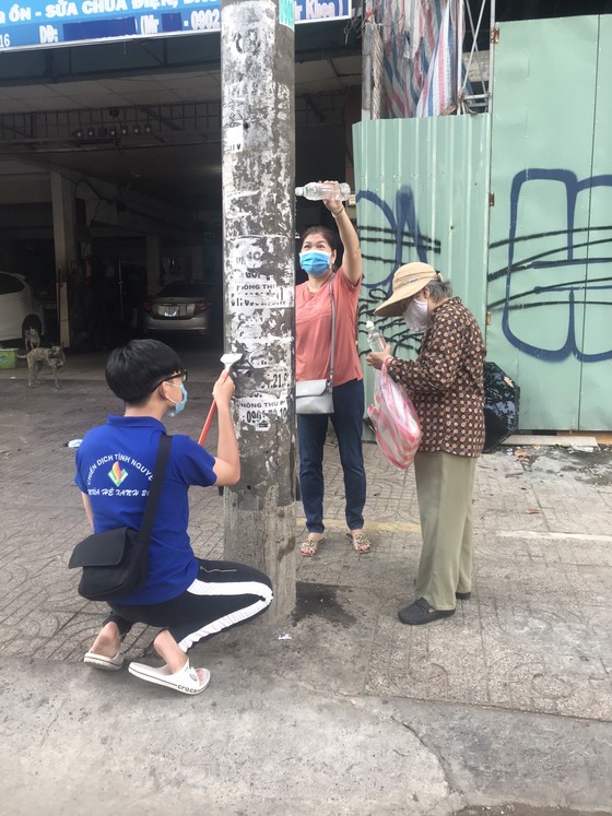 Cao điểm thi đua 200 ngày, quận 5 tổng vệ sinh, cải tạo chung cư, sửa nhà, tặng cây cho người dân ảnh 9