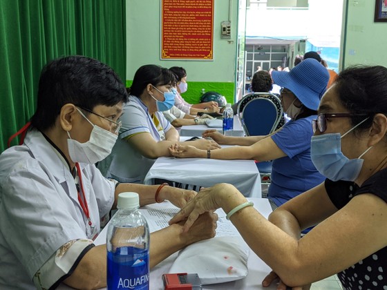 Cao điểm thi đua 200 ngày, quận 5 tổng vệ sinh, cải tạo chung cư, sửa nhà, tặng cây cho người dân ảnh 7