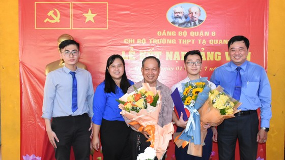 Một học sinh phổ thông tại quận 8, TPHCM được kết nạp Đảng ảnh 2