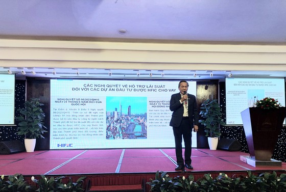 Ông Nguyễn Quang Thanh trình bày và giải đáp thắc mắc của doanh nghiệp về chính sách hỗ trợ lãi suất của TPHCM