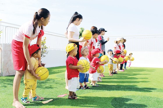 Khi trường có không gian xanh sẽ tạo nên “thói quen xanh” tích cực cho trẻ… ảnh 1