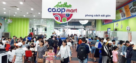 Bị cắt điện cả ngày, người dân phố biển Quy Nhơn tìm chỗ tránh nắng ảnh 3