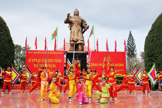 Biển người “trẩy hội” Ngọc Hồi - Đống Đa trên quê hương anh hùng Quang Trung - Nguyễn Huệ ảnh 6