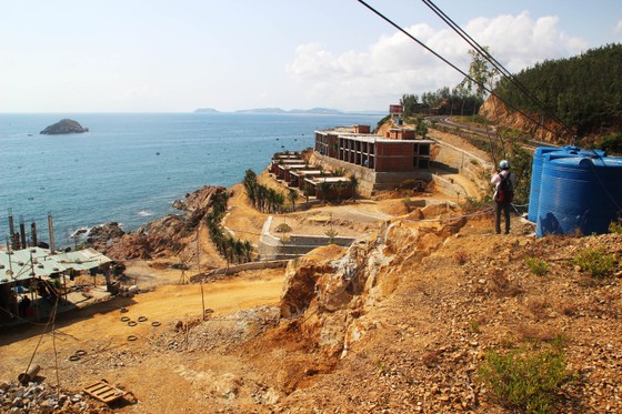 Cận cảnh 2 khu resort vừa bị thổi phạt dọc bờ biển Quy Nhơn ảnh 12